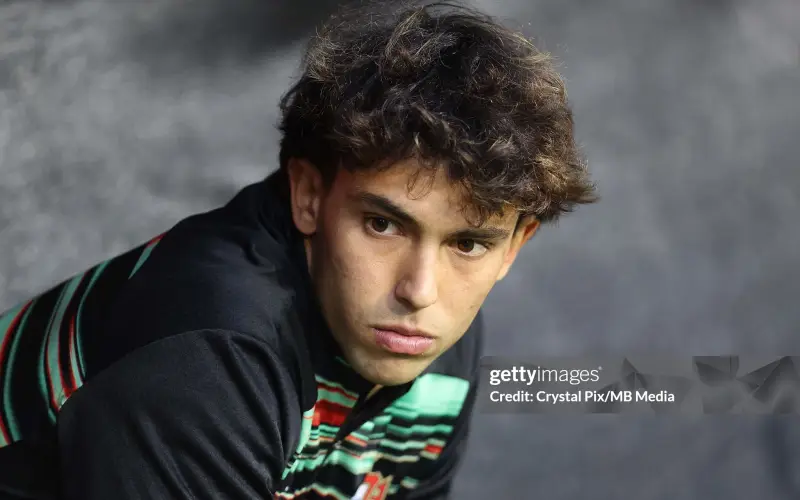 Ngã ngửa với Joao Felix