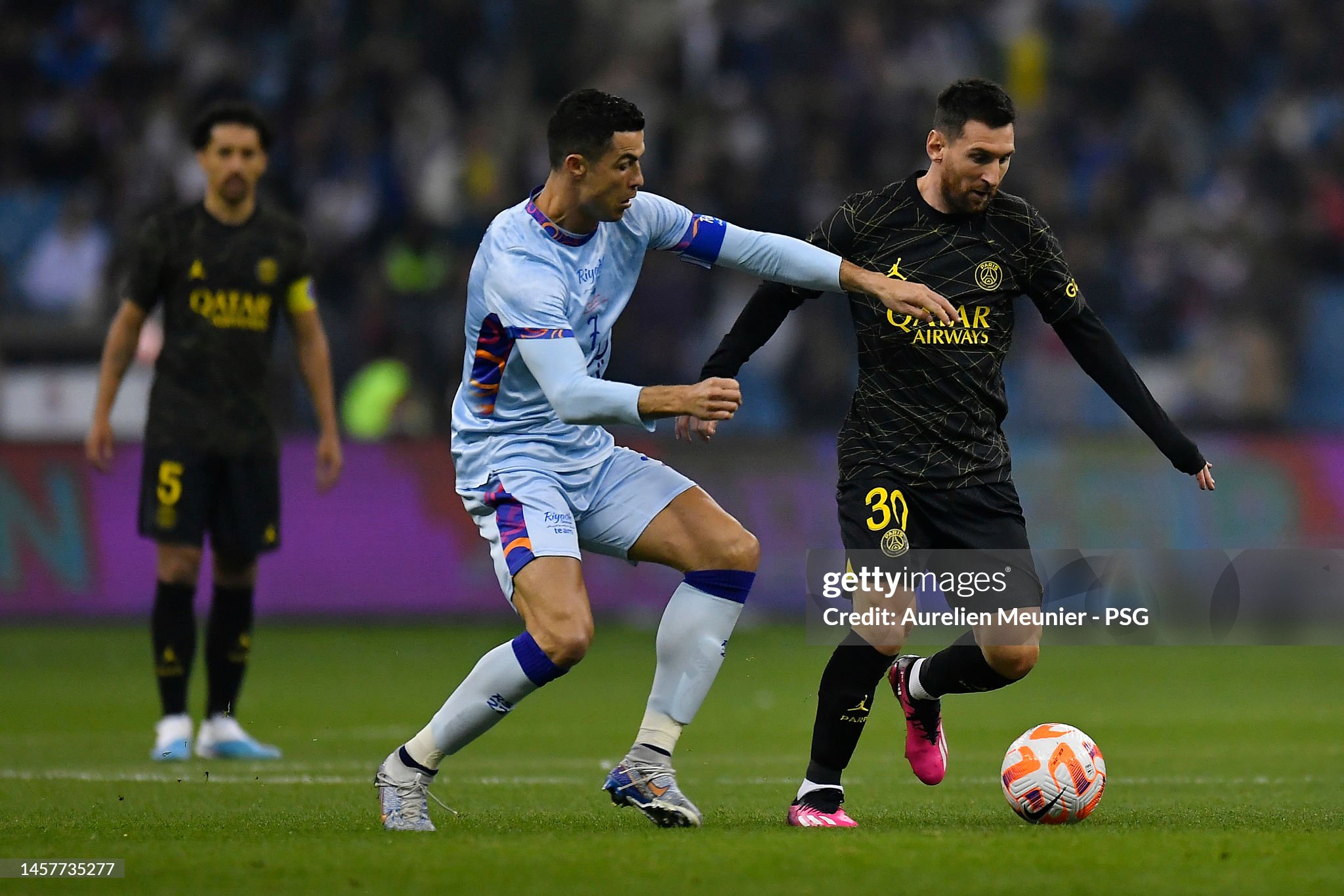 Messi và Ronaldo so kè quyết liệt.