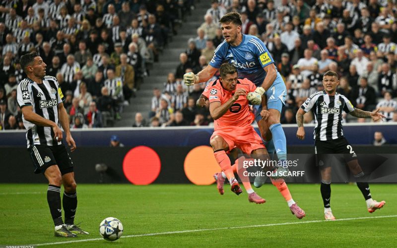Barcelona áp đảo toàn diện Newcastle.