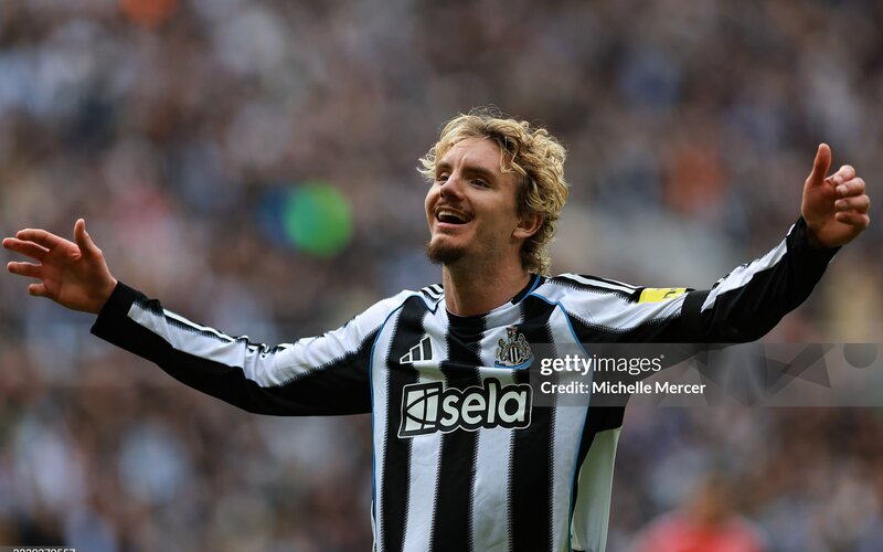 thumbnails-Hang-cong-Newcastle-tim-lai-suc-song-thoi-hau-Isak