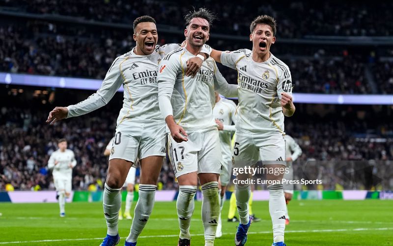 Real Madrid có lợi thế sân nhà.