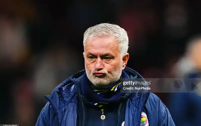Mourinho tiếp tục gắn bó với Fenerbahce.