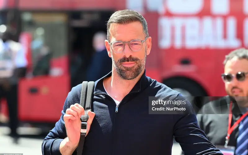 Sean-Dyche-sang-cua-thay-the-Van-Nistelrooy
