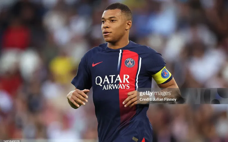 Mbappe vướng vào vụ kiện với PSG.