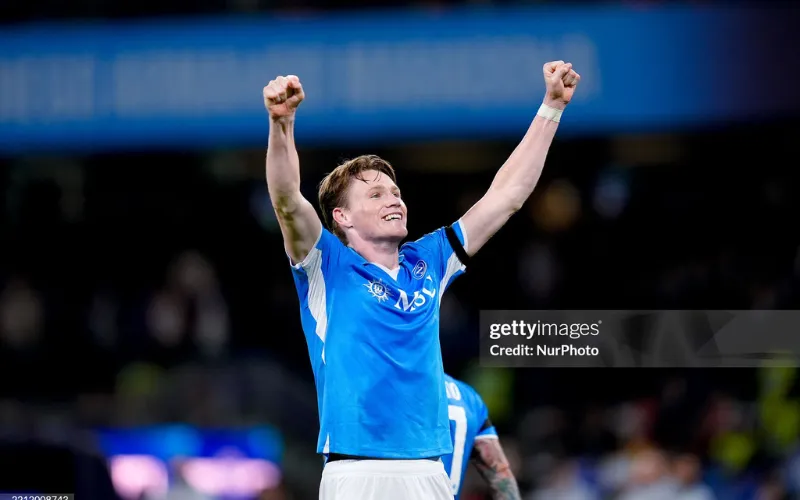 McTominay là người hùng của Napoli.