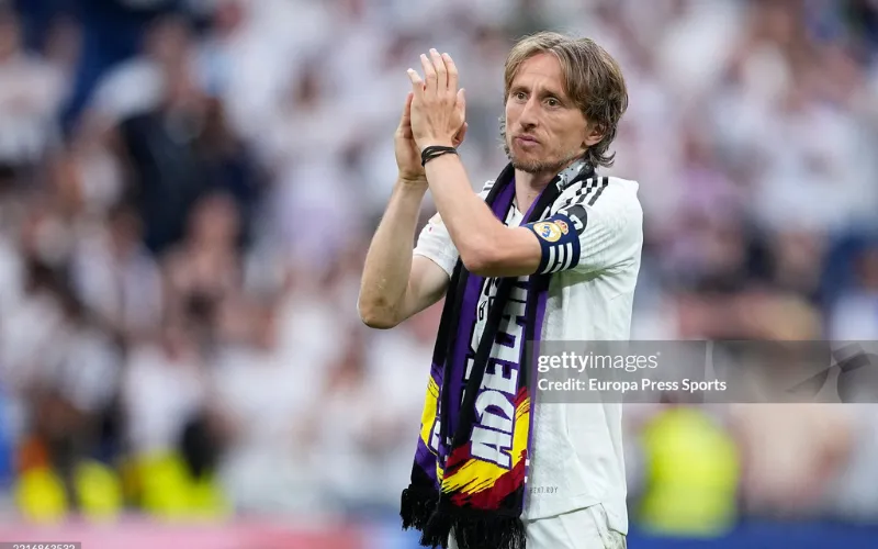 Modric chia tay Real Madrid.