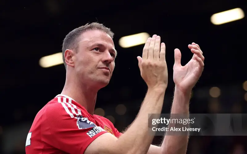 Tạm biệt cận vệ già Jonny Evans