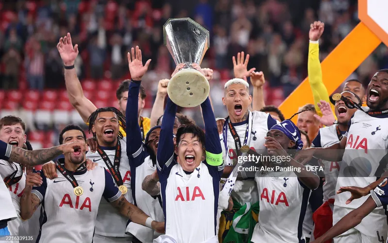 Son giành chức vô địch Europa League.