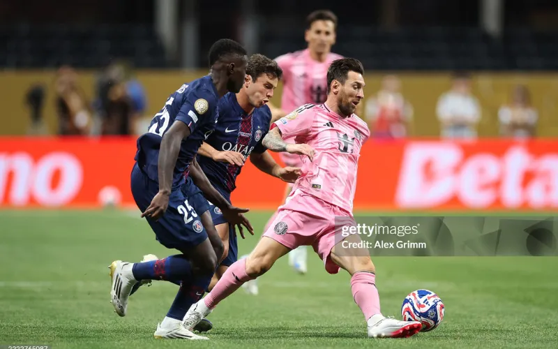 Messi gặp khó trước cầu thủ PSG.
