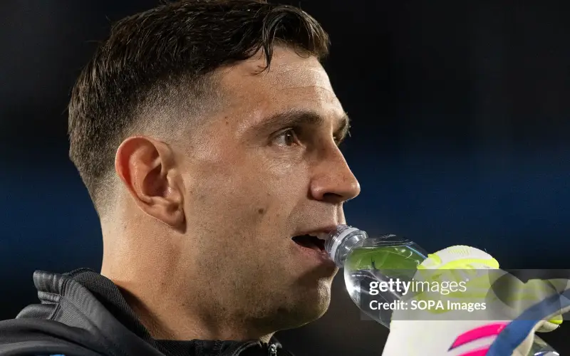 Martinez giúp MU quên đi Onana