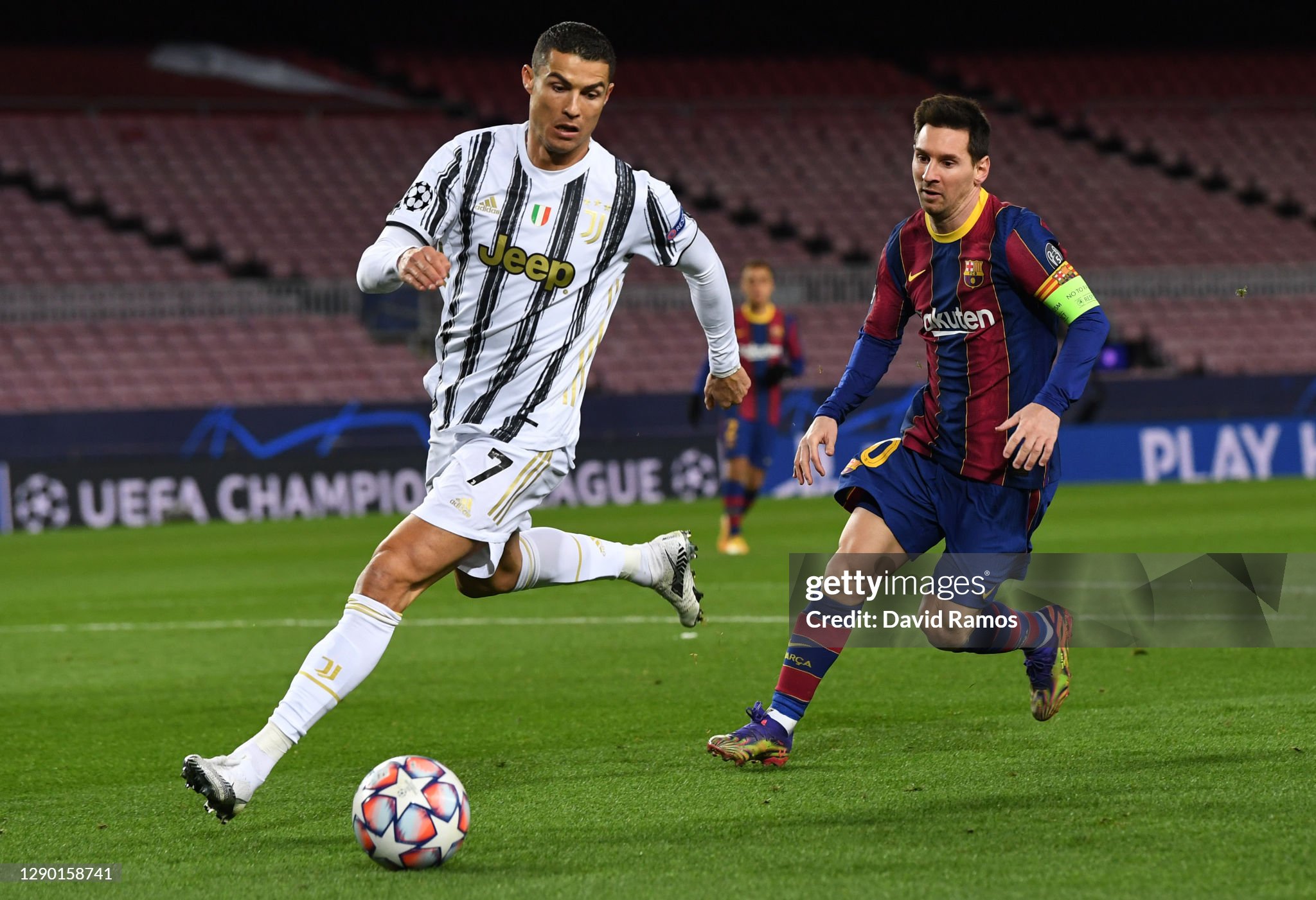 Ronaldo và Messi lại so kè quyết liệt.