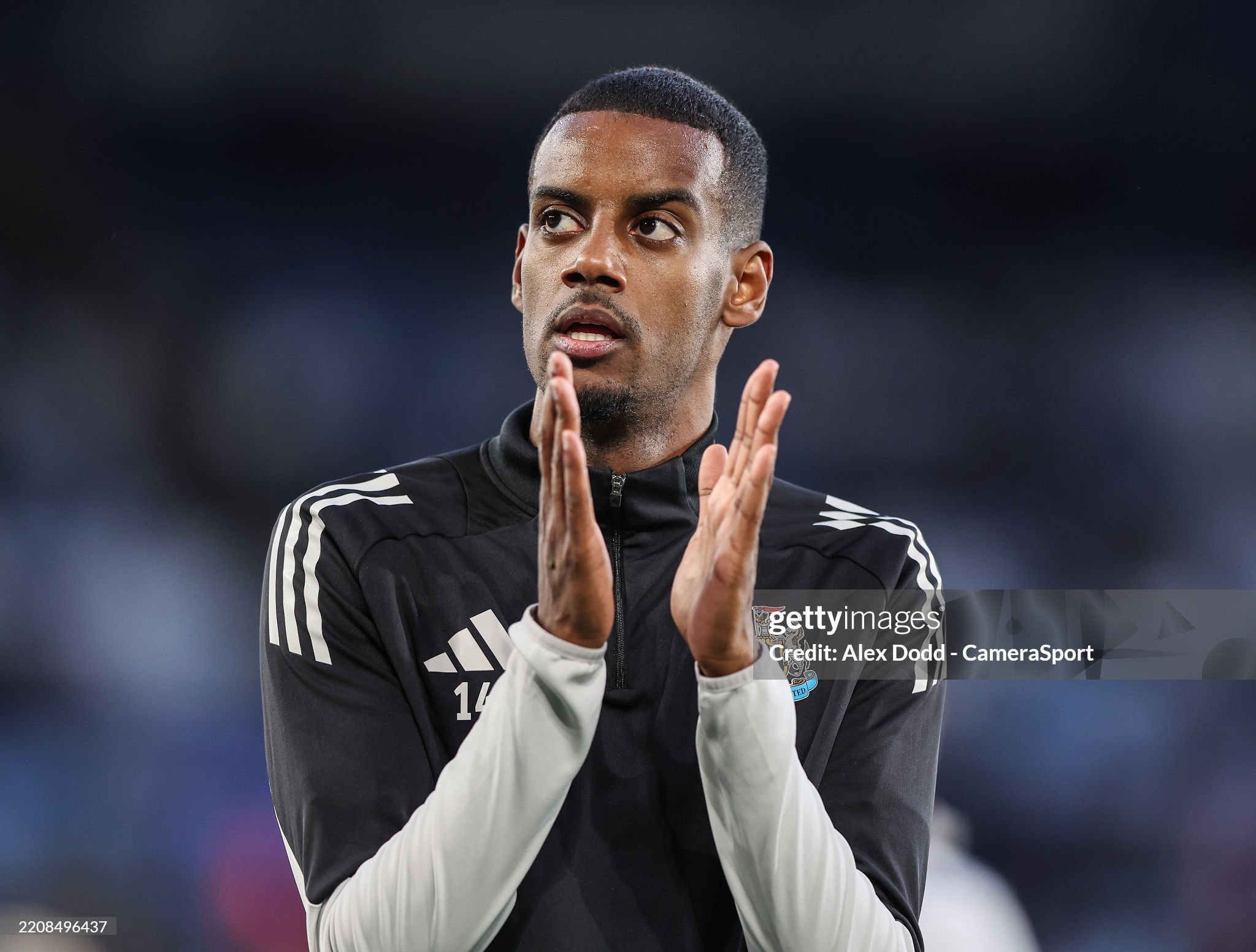 Isak xem xét rời Newcastle.