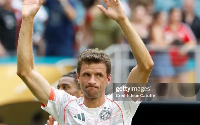 muller-tu-choi-co-hoi-khoac-ao-mu-he-nay
