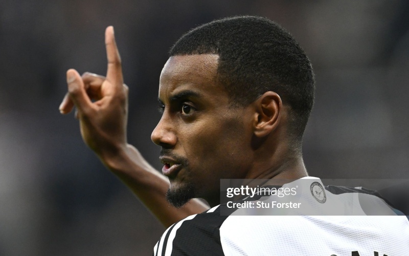 isak-duong-nhu-bi-quen-lang-o-tran-chien-newcastle-liverpool