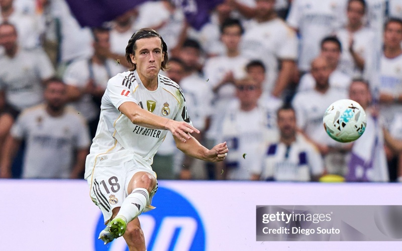 Alvaro-Carreras-dang-toa-dang-ruc-ro-trong-mau-ao-real-madrid